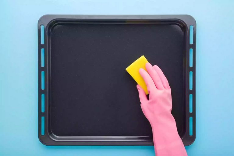 Sem detergente nem bicarbonato: como limpar a bandeja do forno com uma mistura caseira e sem esforço