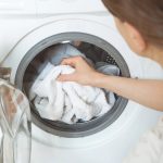 Saco plástico na máquina de lavar: para que serve e por que é recomendado