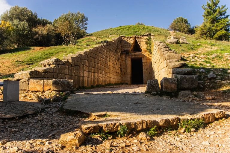 Na Grécia, foi descoberto o túmulo da «Senhora da Diadema Invertida», uma rainha que caiu em desgraça no final da Idade Média