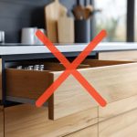 Adeus aos móveis cheios de gavetas: a nova tendência que otimiza o espaço da cozinha e é funcional