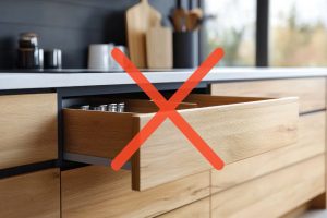 Adeus aos móveis cheios de gavetas: a nova tendência que otimiza o espaço da cozinha e é funcional