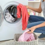 Especialista em limpeza, alerta que o detergente líquido em baixa temperatura «fica no tambor».