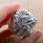 Passar papel alumínio nas torneiras do banheiro: para que serve e quais são os benefícios