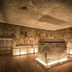 Arqueólogos ficam emocionados ao levantar a tampa de uma tumba romana selada há 1.700 anos