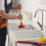 Sou canalizador e este é o truque fácil para desentupir qualquer pia em 5 minutos