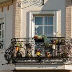 As varandas com grades já não são utilizadas: a tendência para 2025 que as substitui por design e segurança