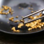 Todos o deitam no lixo, mas ele contém ouro de 22 quilates, que vale milhares de dólares