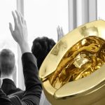 Um vaso sanitário de ouro 18 quilates, pesando 101 kg, foi vendido em leilão por mais de 10 milhões de euros