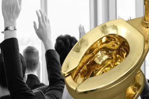 Um vaso sanitário de ouro 18 quilates, pesando 101 kg, foi vendido em leilão por mais de 10 milhões de euros