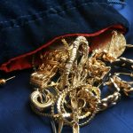 22 objetos de ouro e um misterioso anel grego entre os itens de um conjunto funerário romano de valor inestimável, encontrado em «bustum»