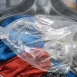 Colocar um saco plástico na máquina de lavar: para que serve e por que é recomendado