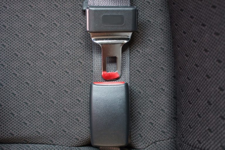 Entraram em vigor novas regras para o uso de cintos de segurança, prevendo uma multa de US$ 25 para os passageiros do banco traseiro