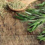 Tempero mediterrânico que ajuda a pensar mais rápido e alivia a dor