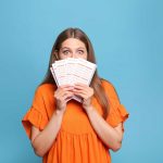 Compra um bilhete de lotaria e descobre que é milionária graças a um lembrete: pouco depois, já sabe em que gastar o prémio