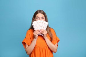 Compra um bilhete de lotaria e descobre que é milionária graças a um lembrete: pouco depois, já sabe em que gastar o prémio