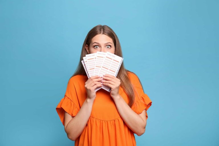 Compra um bilhete de lotaria e descobre que é milionária graças a um lembrete: pouco depois, já sabe em que gastar o prémio