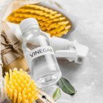 Por que vale a pena borrifar vinagre branco nas janelas: um truque caseiro que revolucionará a limpeza da sua casa