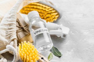 Por que vale a pena borrifar vinagre branco nas janelas: um truque caseiro que revolucionará a limpeza da sua casa