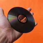 Por que pendurar CDs na varanda (e não é para decoração)