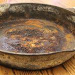 Reciclagem: guarde a sua frigideira velha e transforme-a num elegante enfeite para pendurar plantas na parede