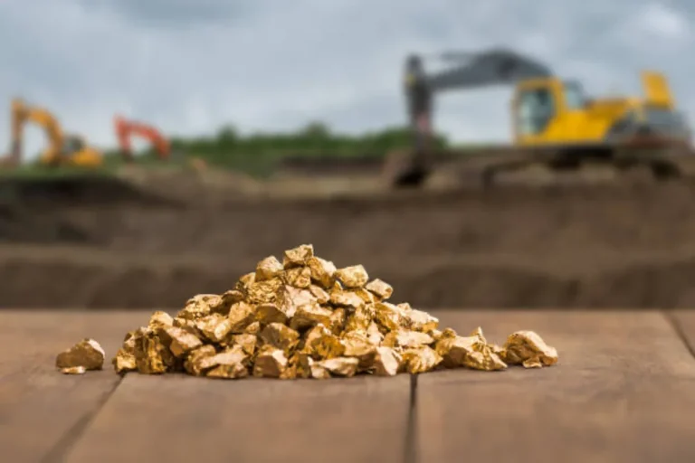 Os trabalhadores encontram 1.444 toneladas de ouro e as autoridades intervêm para que ninguém saiba a sua localização