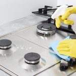 Adeus aos azulejos da cozinha pegajosos devido à gordura: o remédio caseiro de limpeza que elimina a sujidade incrustada sem esforço