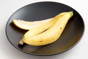 Casca de banana e água com bicarbonato: por que recomendam essa mistura e para que serve