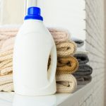 Alvejante caseiro, menos agressivo do que os vendidos nos supermercados, para remover manchas amarelas e manchas de suor nas roupas