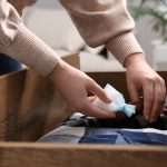 Como remover o cheiro de humidade dos armários sem usar produtos químicos