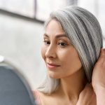 Como aplicar bicarbonato de sódio e alecrim nos cabelos grisalhos: para que serve e por que é recomendado