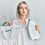 Sem lixívia nem bicarbonato: como remover manchas amarelas de suor da roupa branca