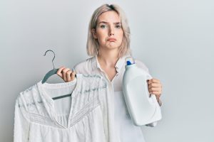 Sem lixívia nem bicarbonato: como remover manchas amarelas de suor da roupa branca